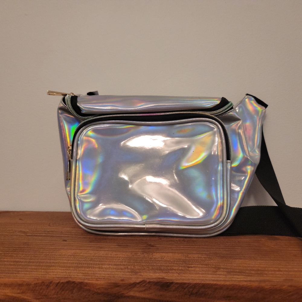 Wododo silver fanny pack w/black strap